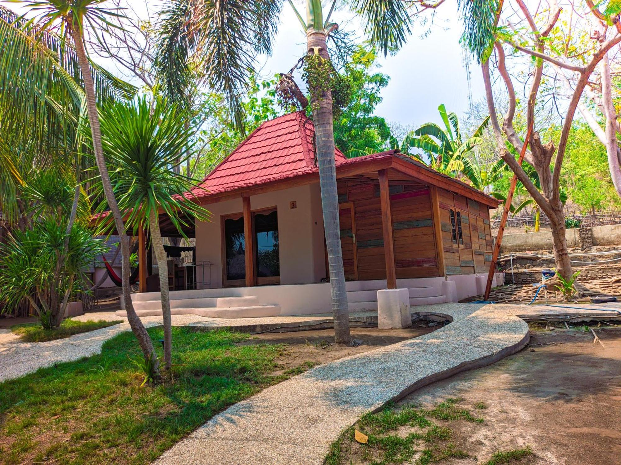 Jati Village, Party Hostel And Bungalows Gili Trawangan Exteriör bild