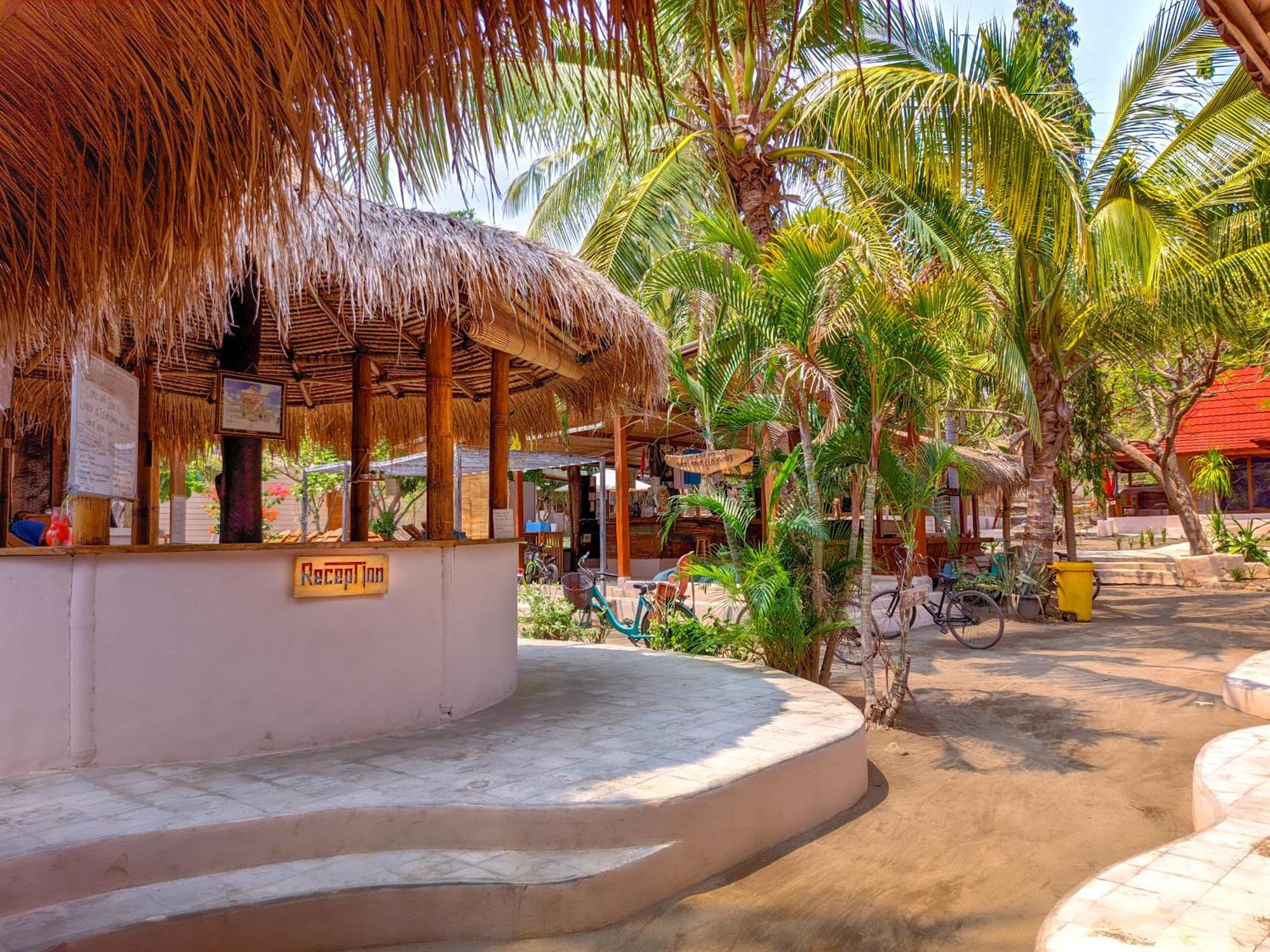 Jati Village, Party Hostel And Bungalows Gili Trawangan Exteriör bild