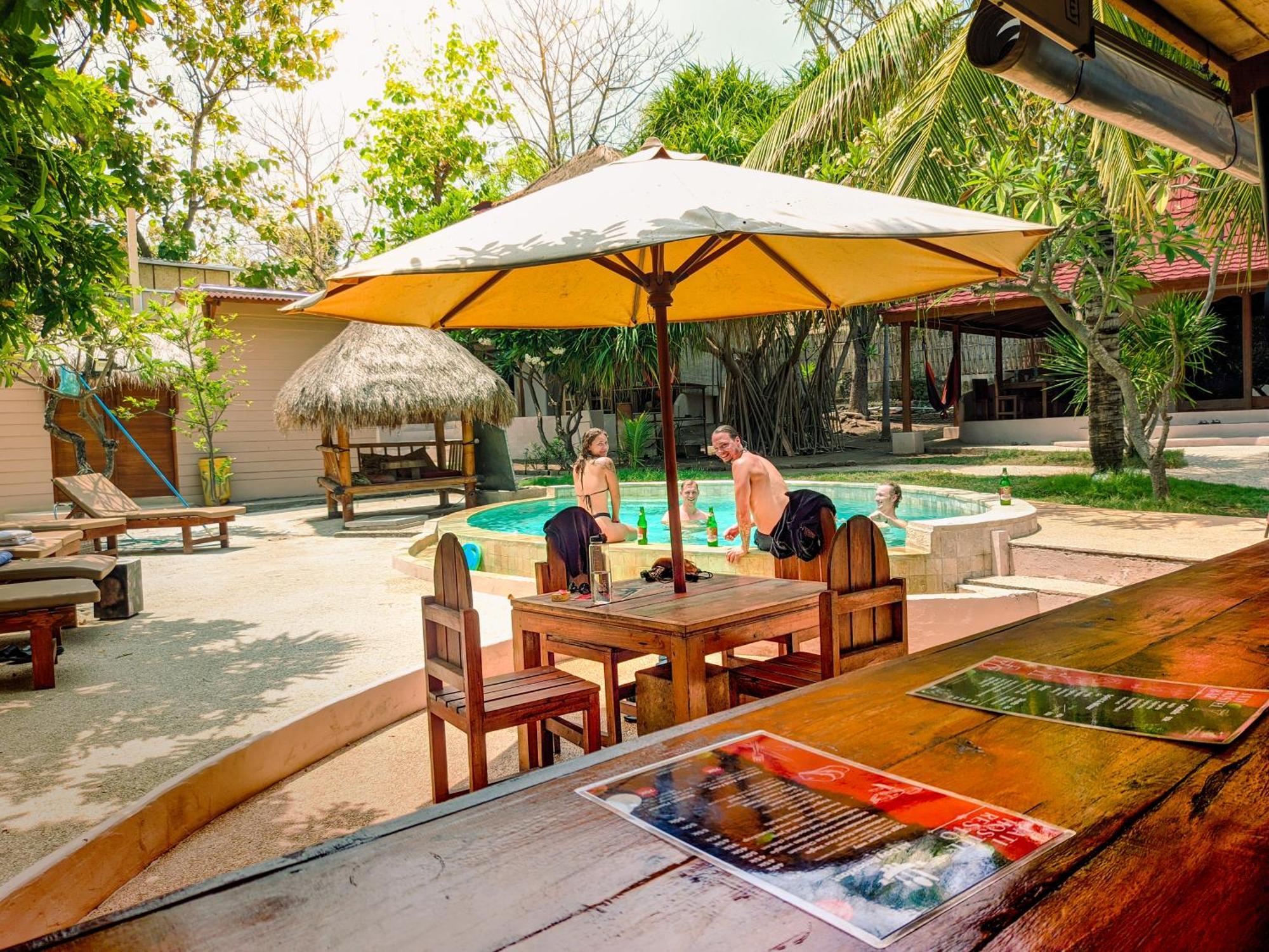 Jati Village, Party Hostel And Bungalows Gili Trawangan Exteriör bild
