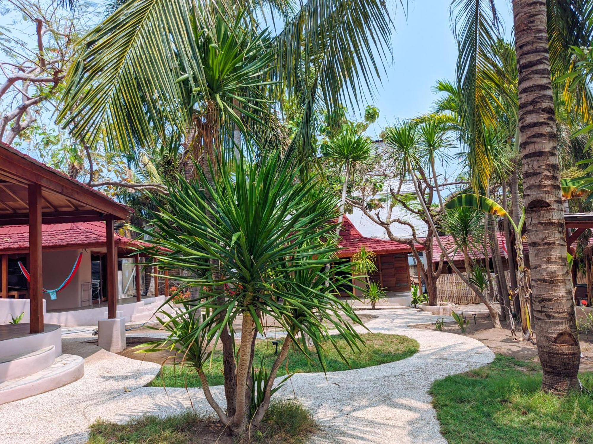 Jati Village, Party Hostel And Bungalows Gili Trawangan Exteriör bild