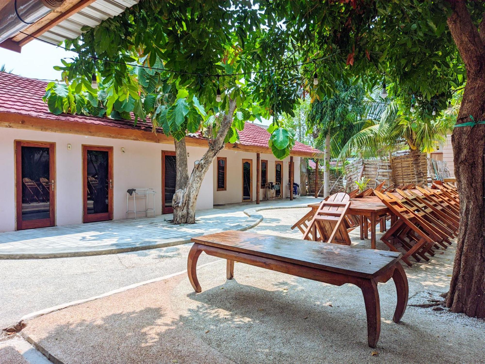 Jati Village, Party Hostel And Bungalows Gili Trawangan Exteriör bild