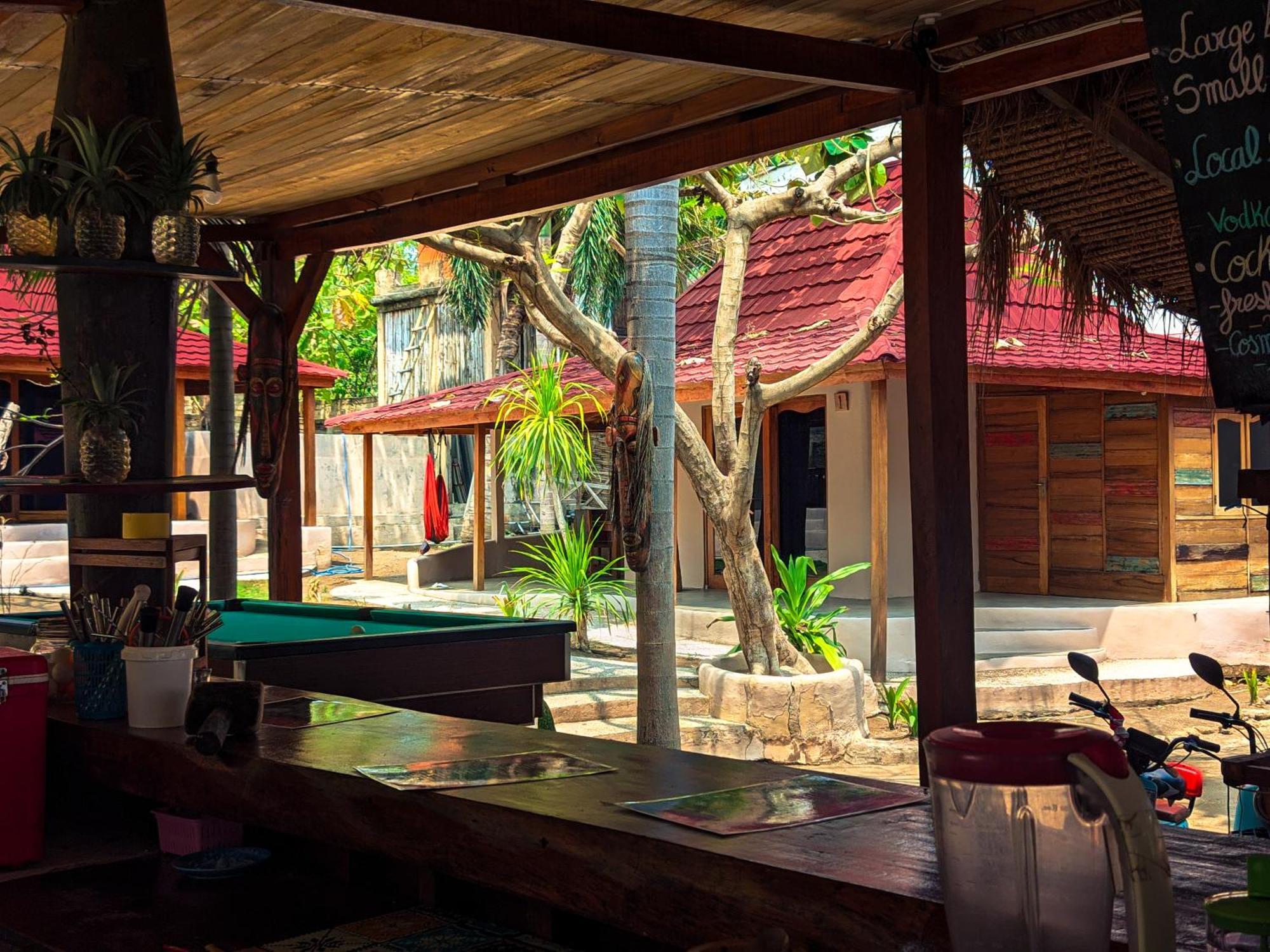 Jati Village, Party Hostel And Bungalows Gili Trawangan Exteriör bild