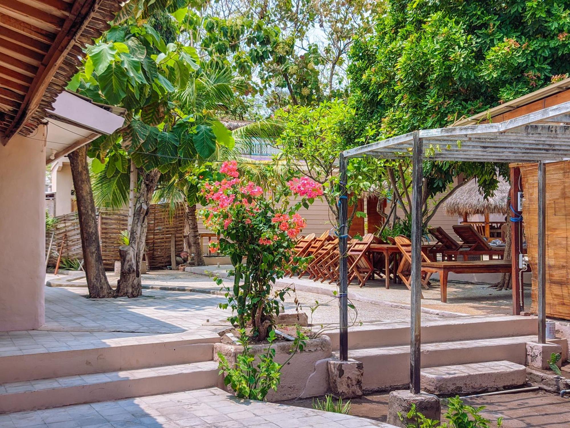 Jati Village, Party Hostel And Bungalows Gili Trawangan Exteriör bild