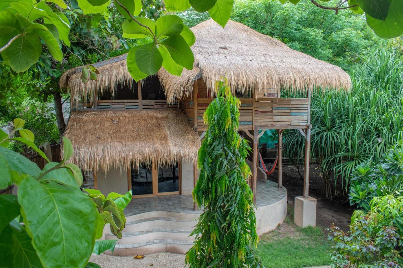 Jati Village, Party Hostel And Bungalows Gili Trawangan Exteriör bild